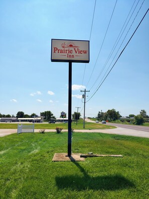 Señal de Prairie View Inn con un cielo despejado al fondo.