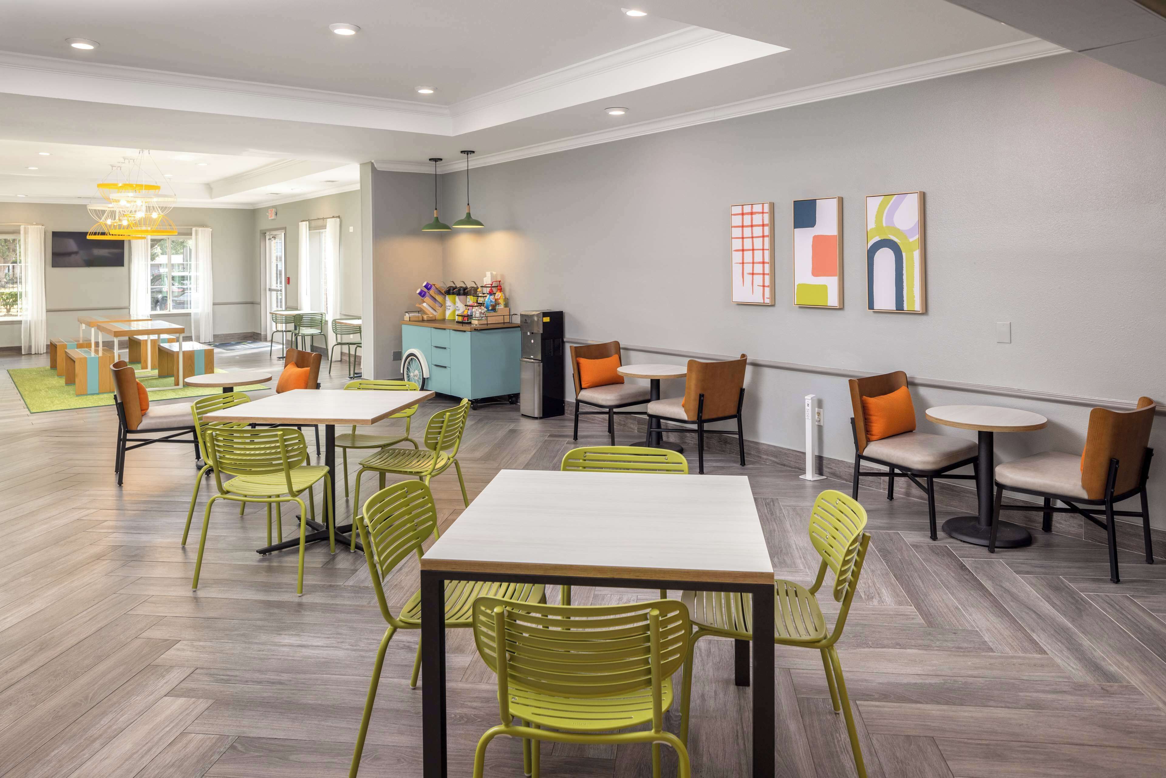 free daily continental breakfast