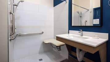 Rum - 1 kingsize-säng - tillgänglighetsanpassat (Mobility & Hearing, Roll-in Shower) | Dusch