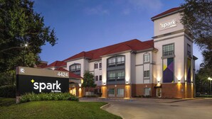 A hotel with a sign reading "spark by Hilton" and the address "4424". - Spark by Hilton Houston West Clay Road (Houston)