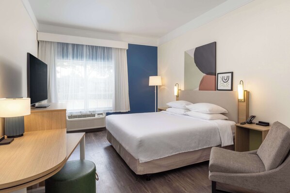 Premium bedding, desk, iron/ironing board, free cots/infant beds