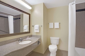 Combined shower/tub, free toiletries, hair dryer, towels