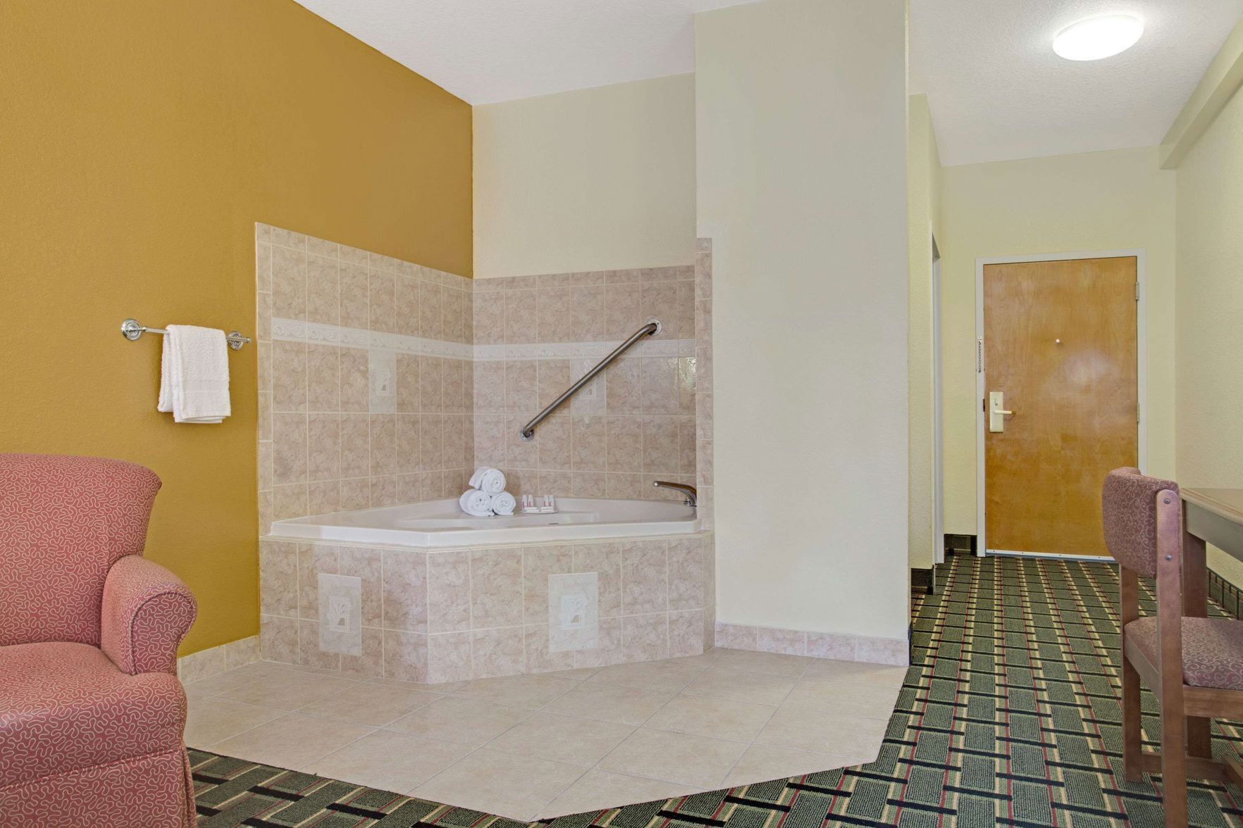 Salle de bain | Ensemble baignoire-douche, articles de toilette (gratuits)