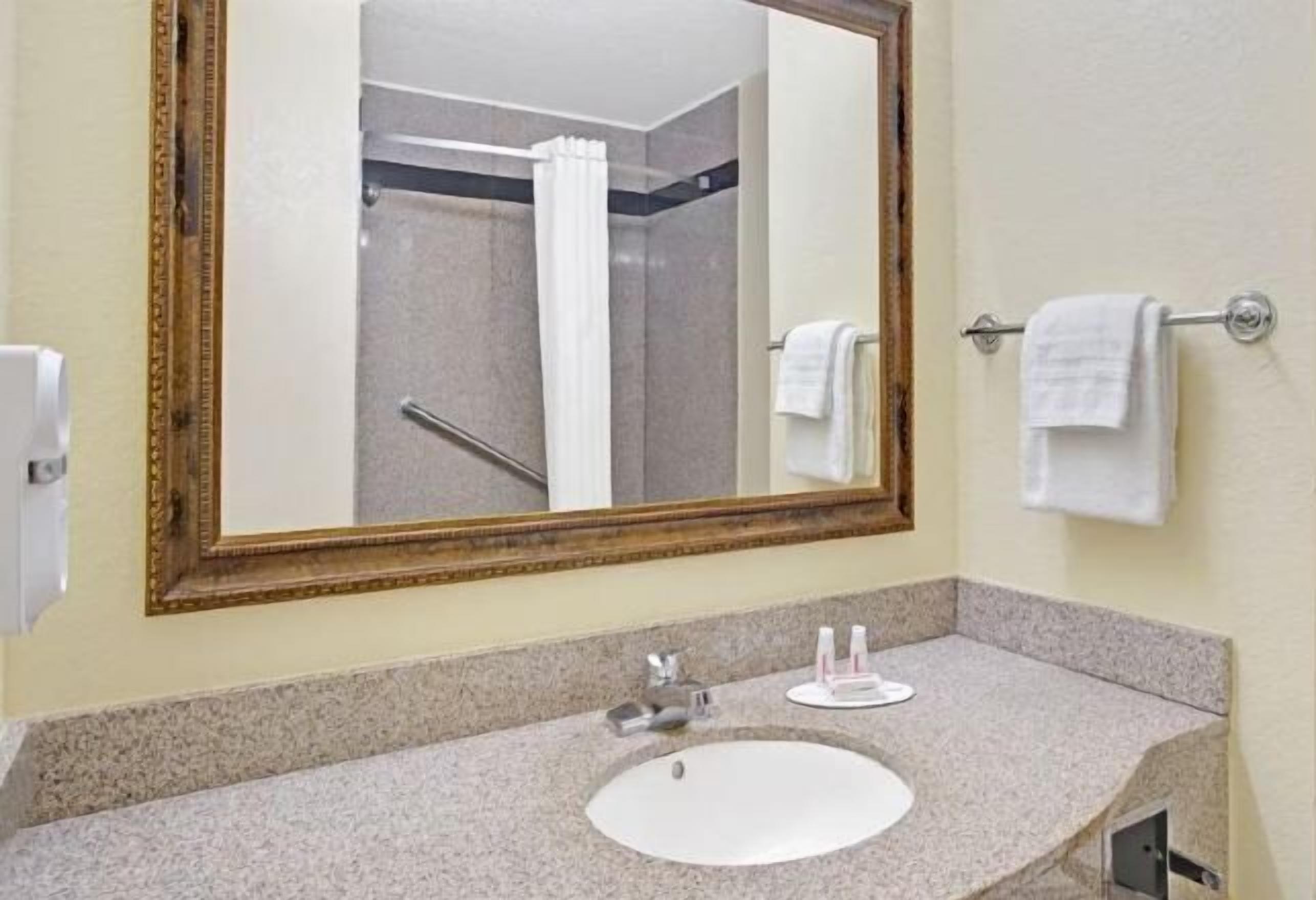 Banheiro | Chuveiro/banheira combinados, produtos de toalete grátis