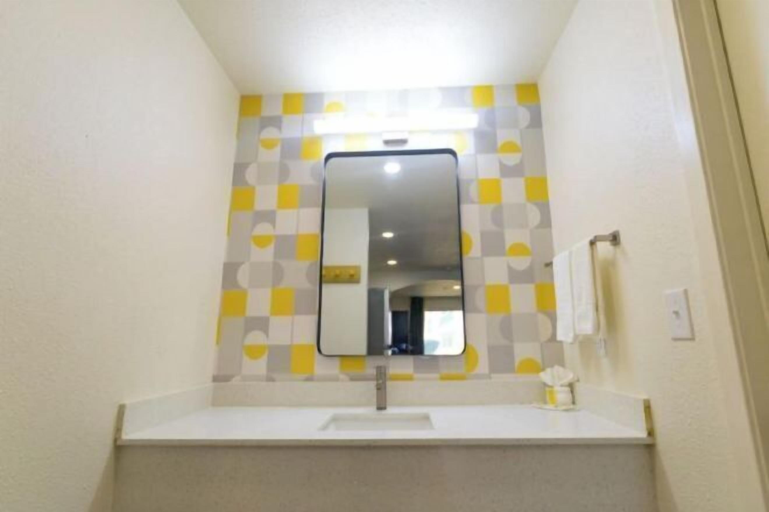 Tina con regadera, regadera tipo lluvia, amenidades de baño gratuitas 