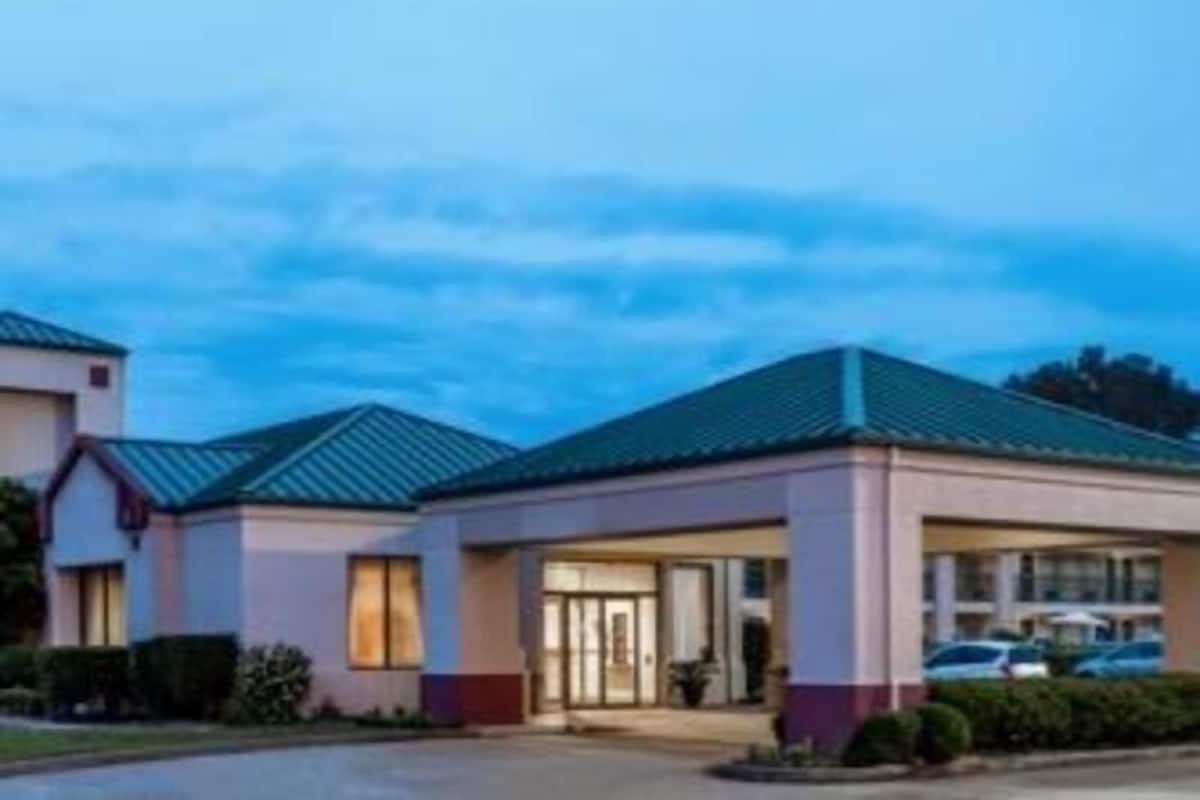 Un hôtel au design moderne, doté d’une entrée principale, d’un parking et d’une pelouse bien entretenue.