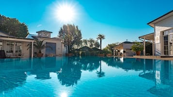 Inomhuspool, utomhuspool, parasoller och solstolar