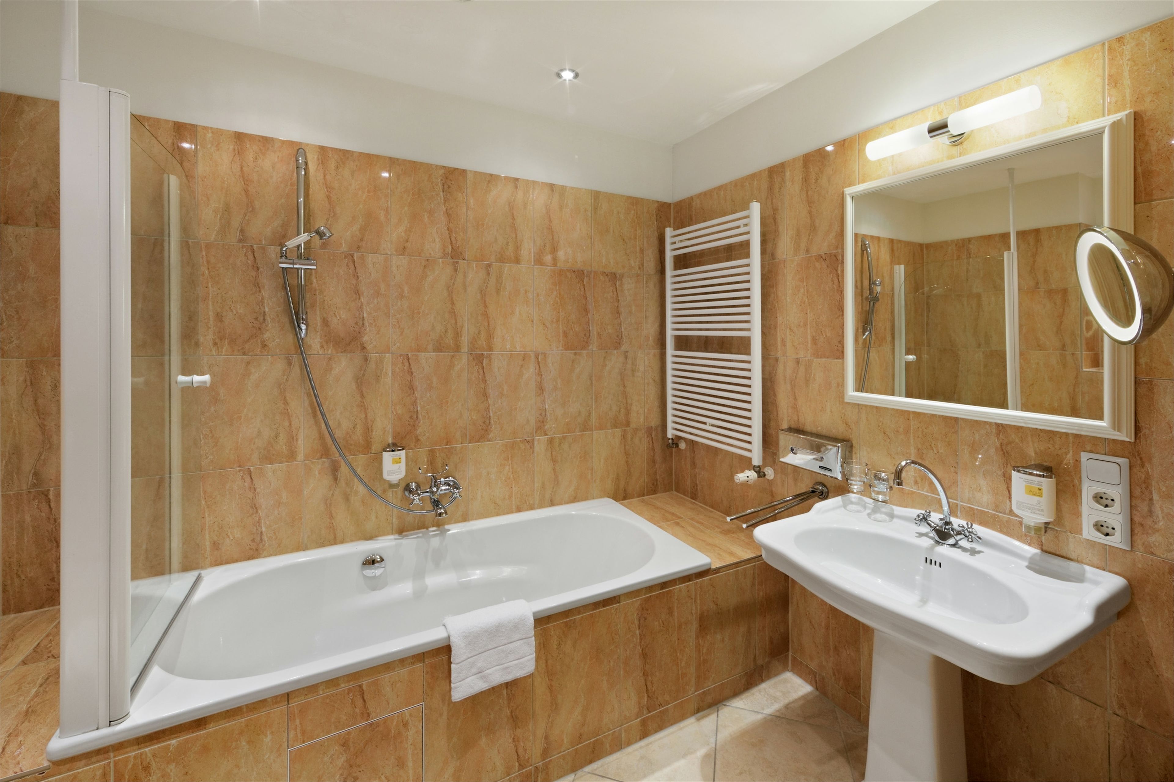 Un baño moderno con bañera, lavabo y ducha.
