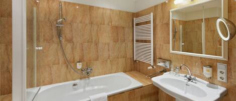 Un baño moderno con bañera, lavabo y ducha.