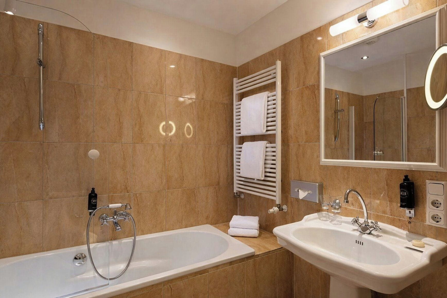Un baño moderno con bañera, lavamanos y ducha.