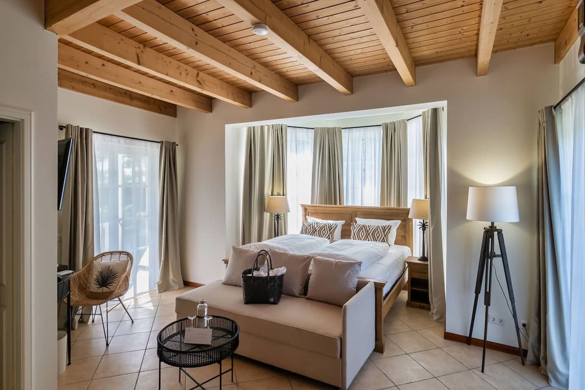 Hypo-allergenic bedding, in-room safe, desk, soundproofing