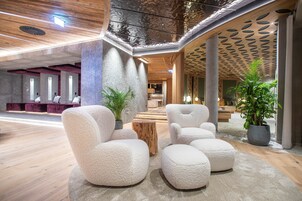 Salas de tratamiento para parejas, un sauna, una bañera de hidromasaje