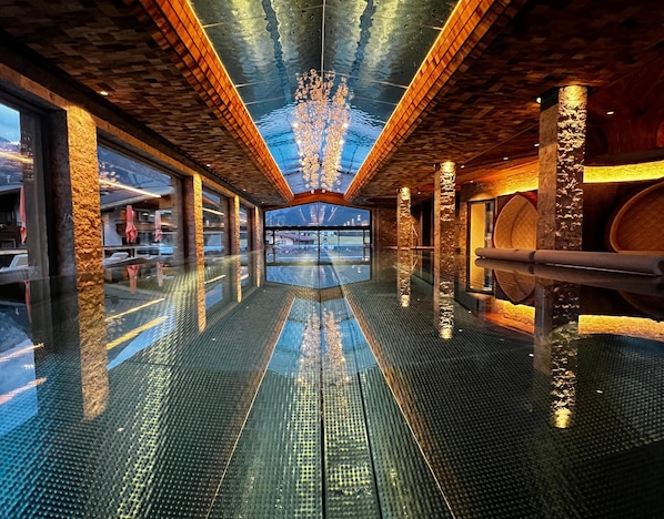 실내 수영장, 야외 수영장, 수영장 파라솔, 일광욕 의자