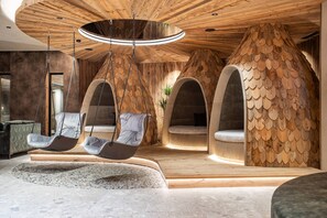 Salas de tratamiento para parejas, un sauna, una bañera de hidromasaje