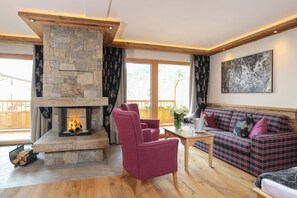 Luxe suite, sauna (Wellness) | Woonruimte | Televisie