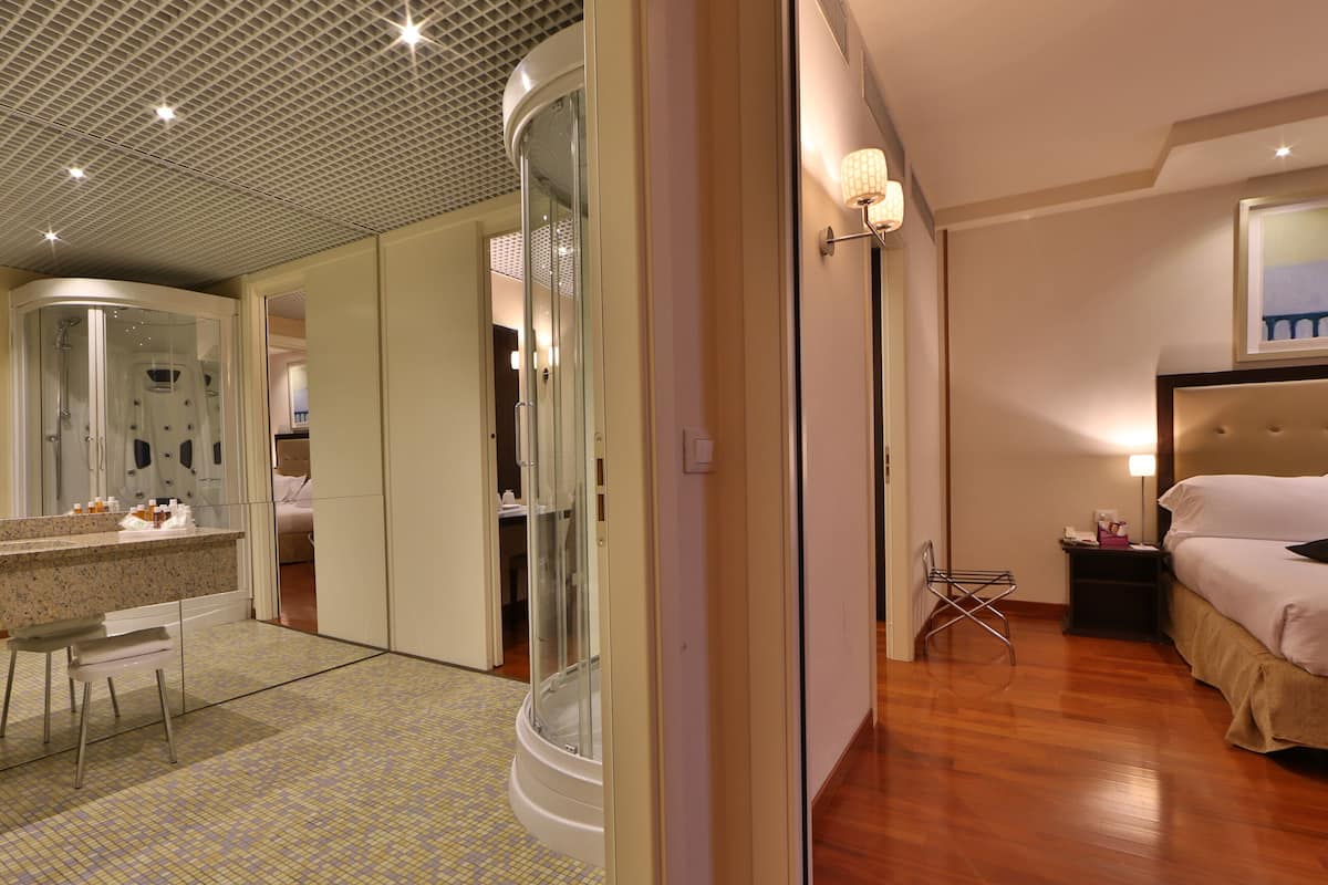 suite, 1 bedroom | bathroom | combined shower/bathtub, designer toiletries, hair dryer, bathrobes