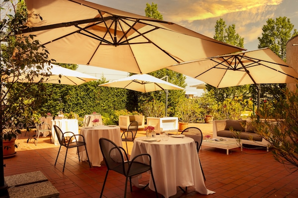 2 restaurants; breakfast, lunch, dinner and brunch served