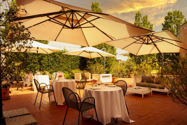 2 개의 레스토랑, 아침 식사, 점심 식사, 저녁 식사 제공(세계 요리)