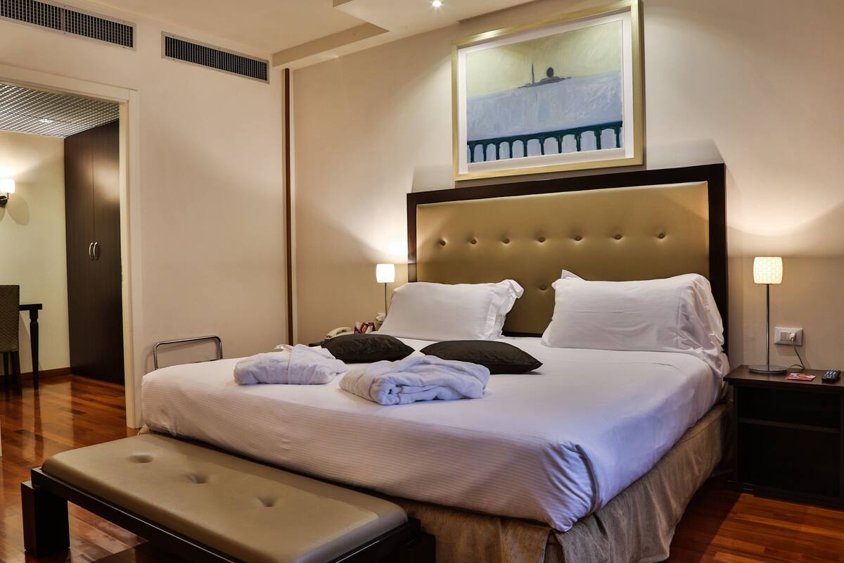 suite, 1 bedroom | 1 bedroom, premium bedding, minibar, in-room safe