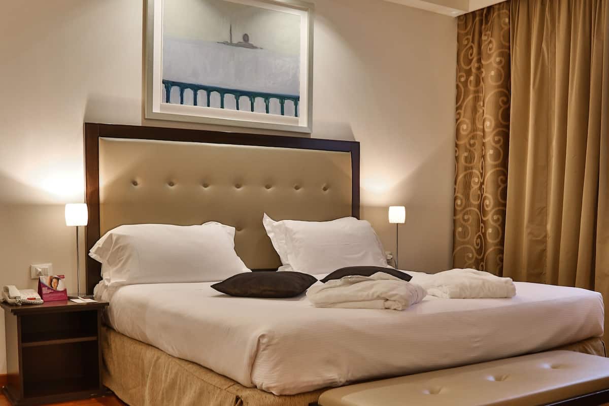 suite, 1 bedroom | 1 bedroom, premium bedding, minibar, in-room safe