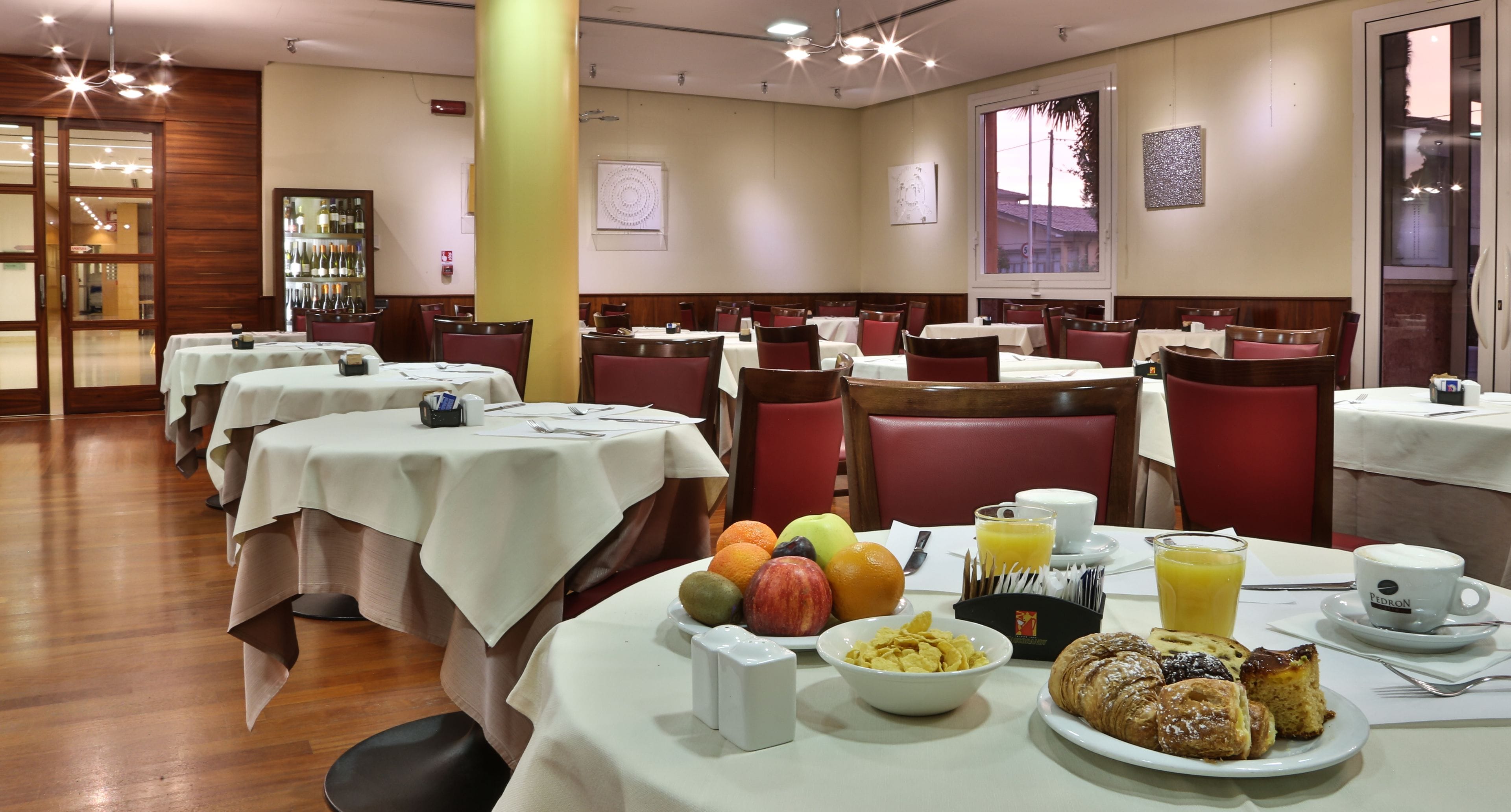 Daily continental breakfast (EUR 9.0 per person)