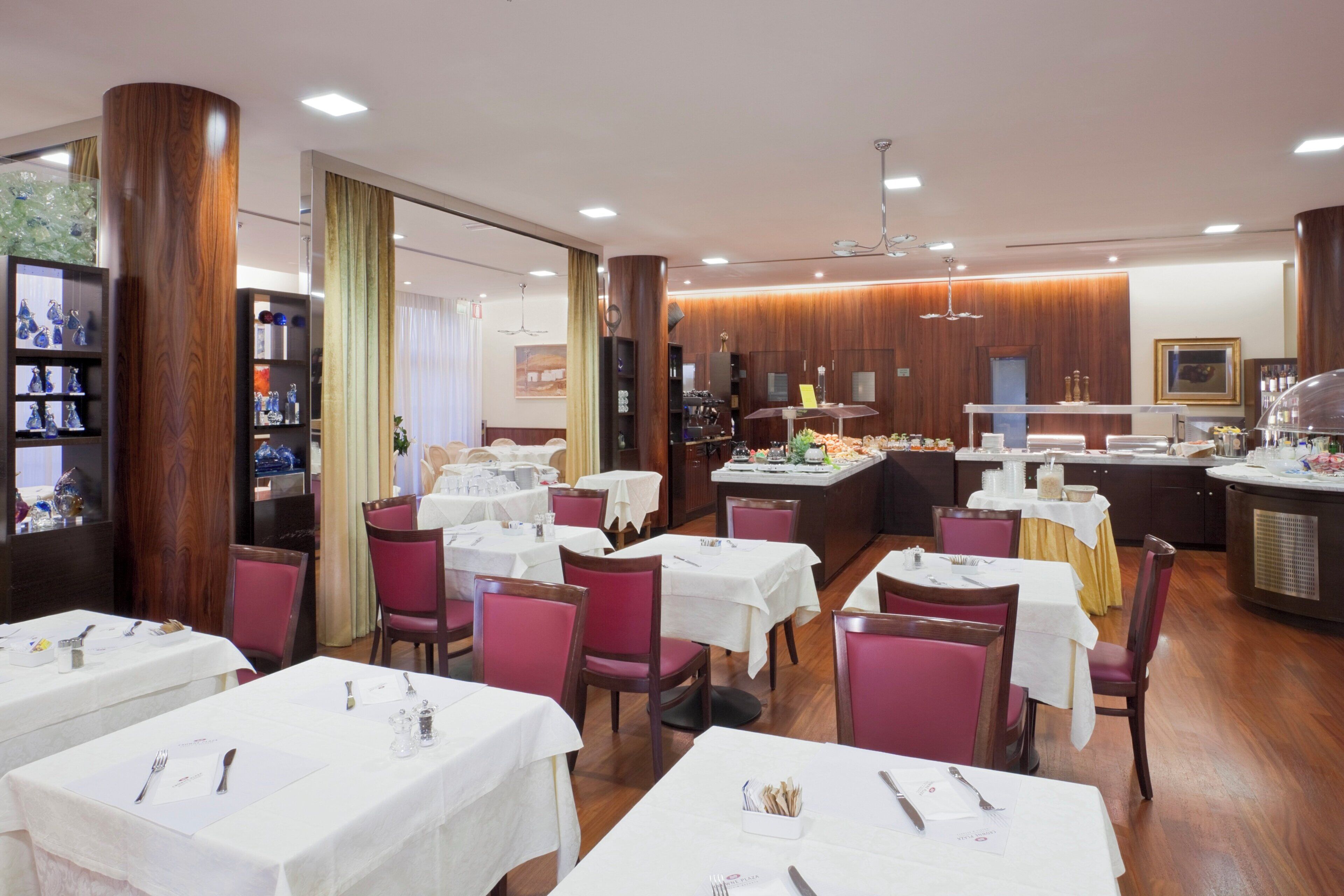 Un restaurant doté de plusieurs tables, de chaises et d’un bar.