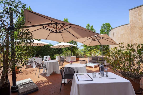 2 restaurants, breakfast, lunch, dinner served; international cuisine