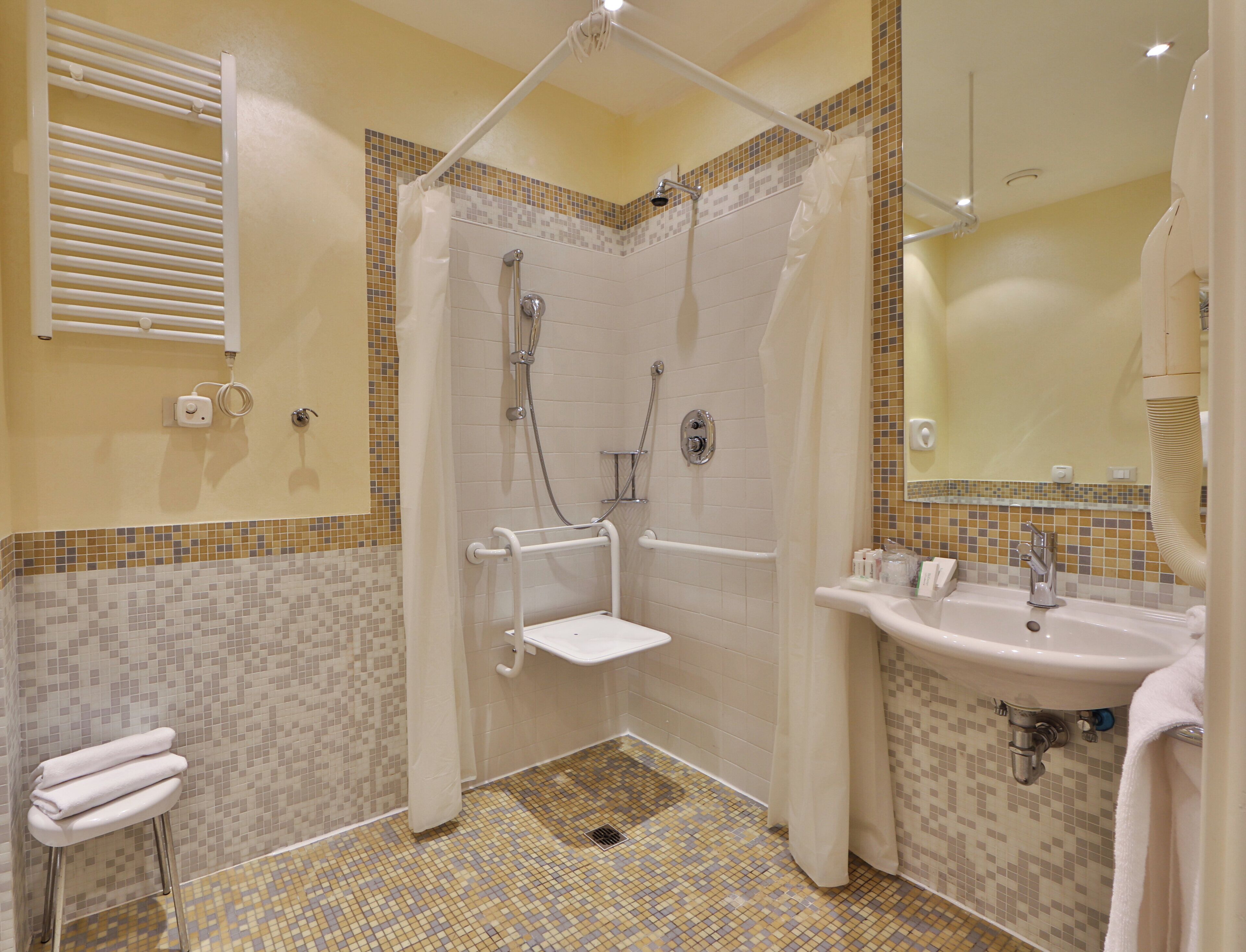 Un baño con ducha, lavamanos e inodoro.