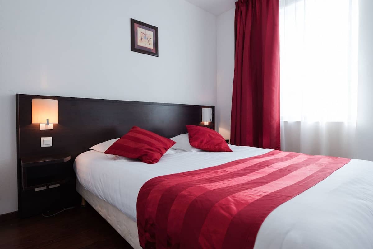 Premium bedding, in-room safe, desk, laptop workspace