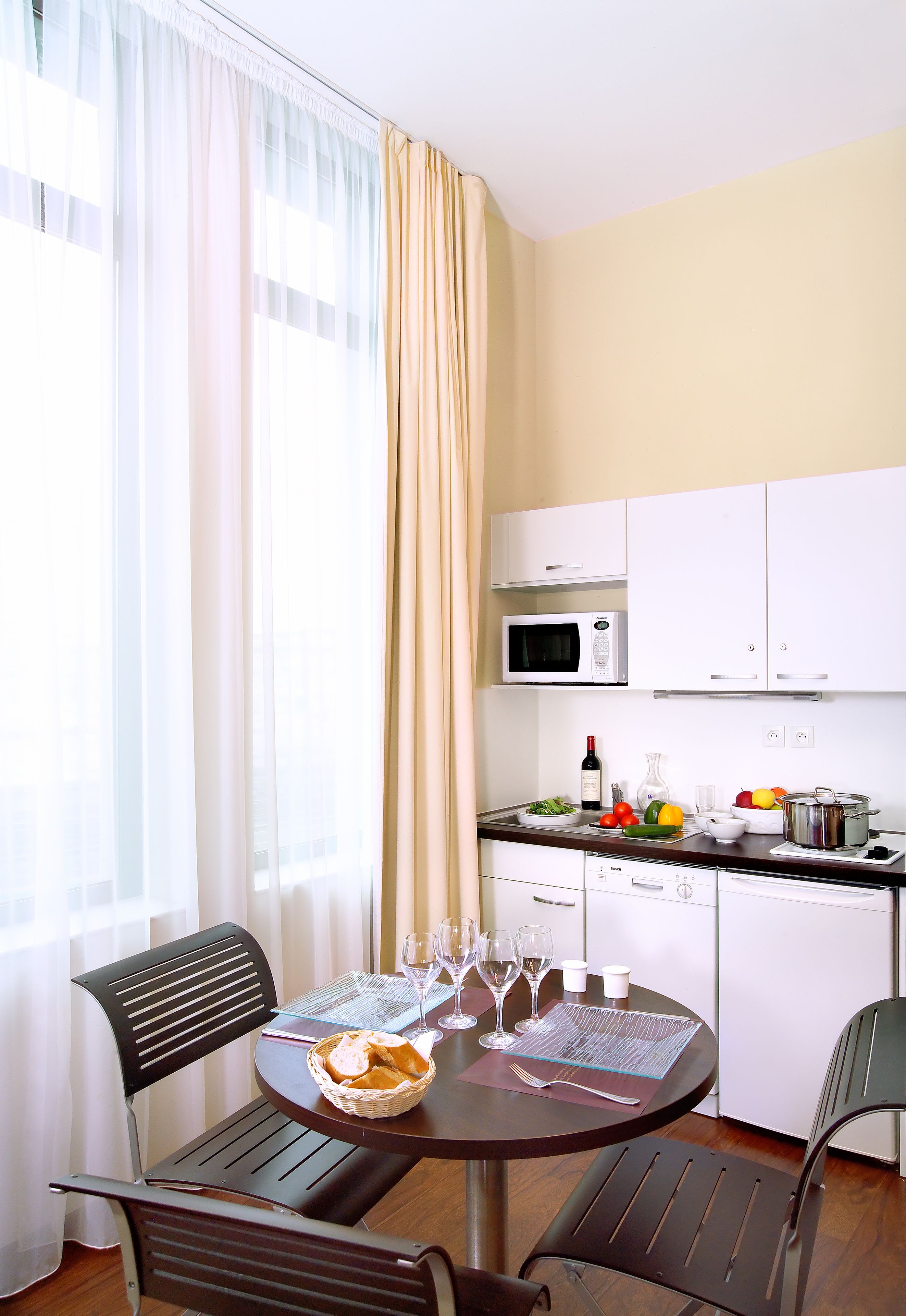 Fridge, microwave, stovetop, dishwasher