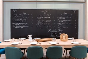 Breakfast, lunch and dinner served - Appart'City Classic Lyon Part-Dieu (Lyon)