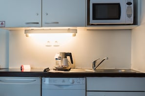 Appartement, 2 slaapkamers | Privékitchenette | Een koelkast, een microgolfoven, een kookplaat, een vaatwasser