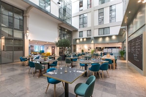 Dagelijks ontbijtbuffet (EUR 9.9 per persoon)