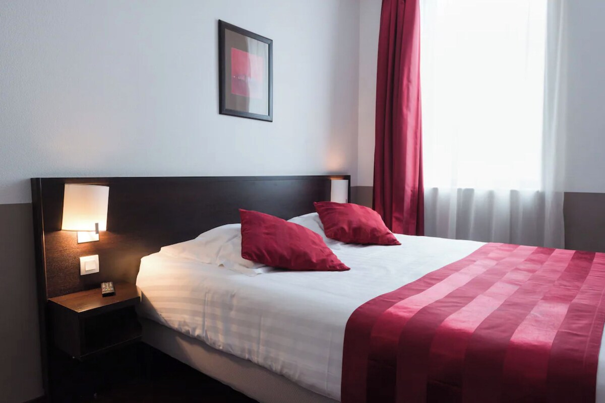 Premium bedding, in-room safe, desk, laptop workspace