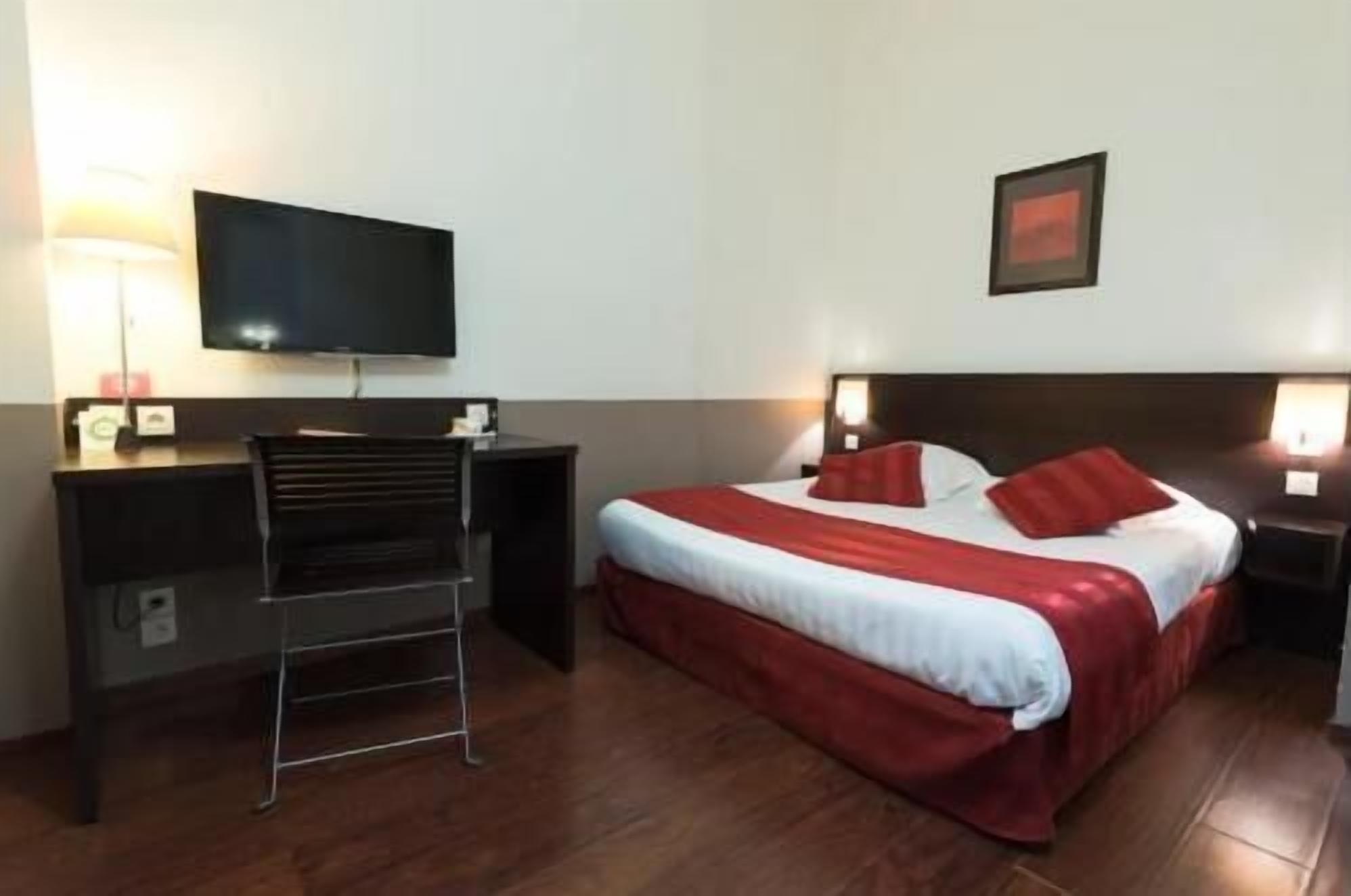 Sengetøy av topp kvalitet, safe på rommet og skrivebord