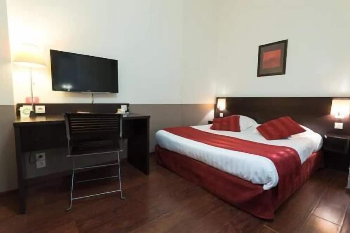 Premium bedding, in-room safe, desk, laptop workspace