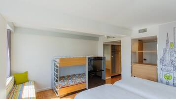 Standardværelse med 2 enkeltsenge (Extra bed possibility) | Allergivenligt sengetøj, minibar, skrivebord, strygejern/strygebræt