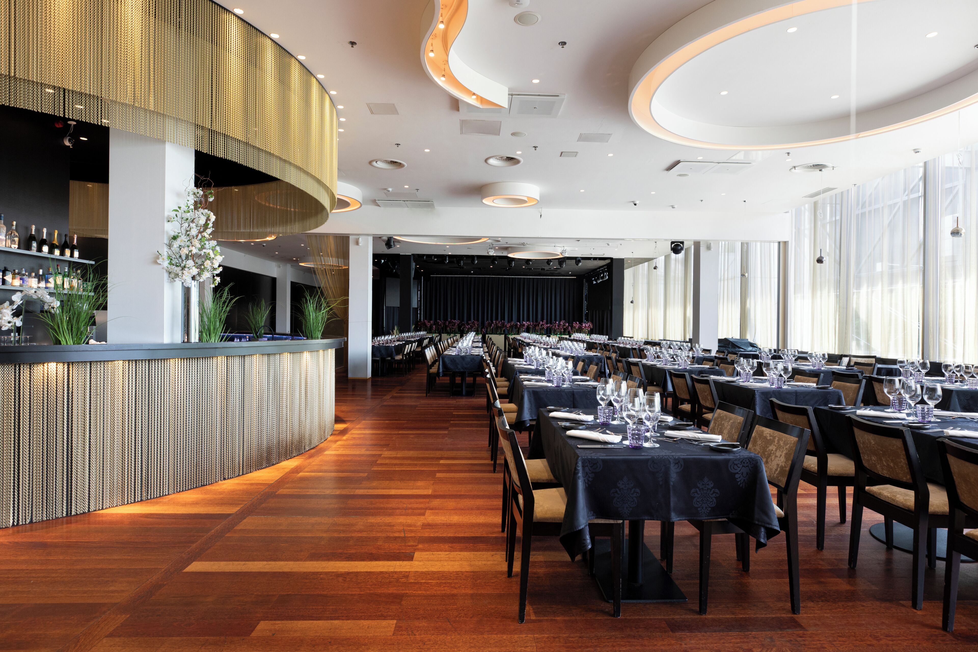 Un restaurant doté d’une grande salle à manger, d’un bar et d’une scène pour les spectacles.