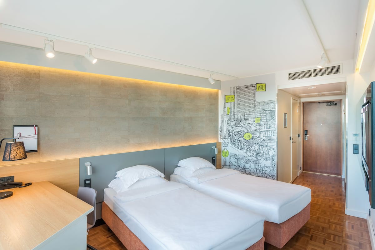 Ropa de cama hipoalergénica, minibar y escritorio
