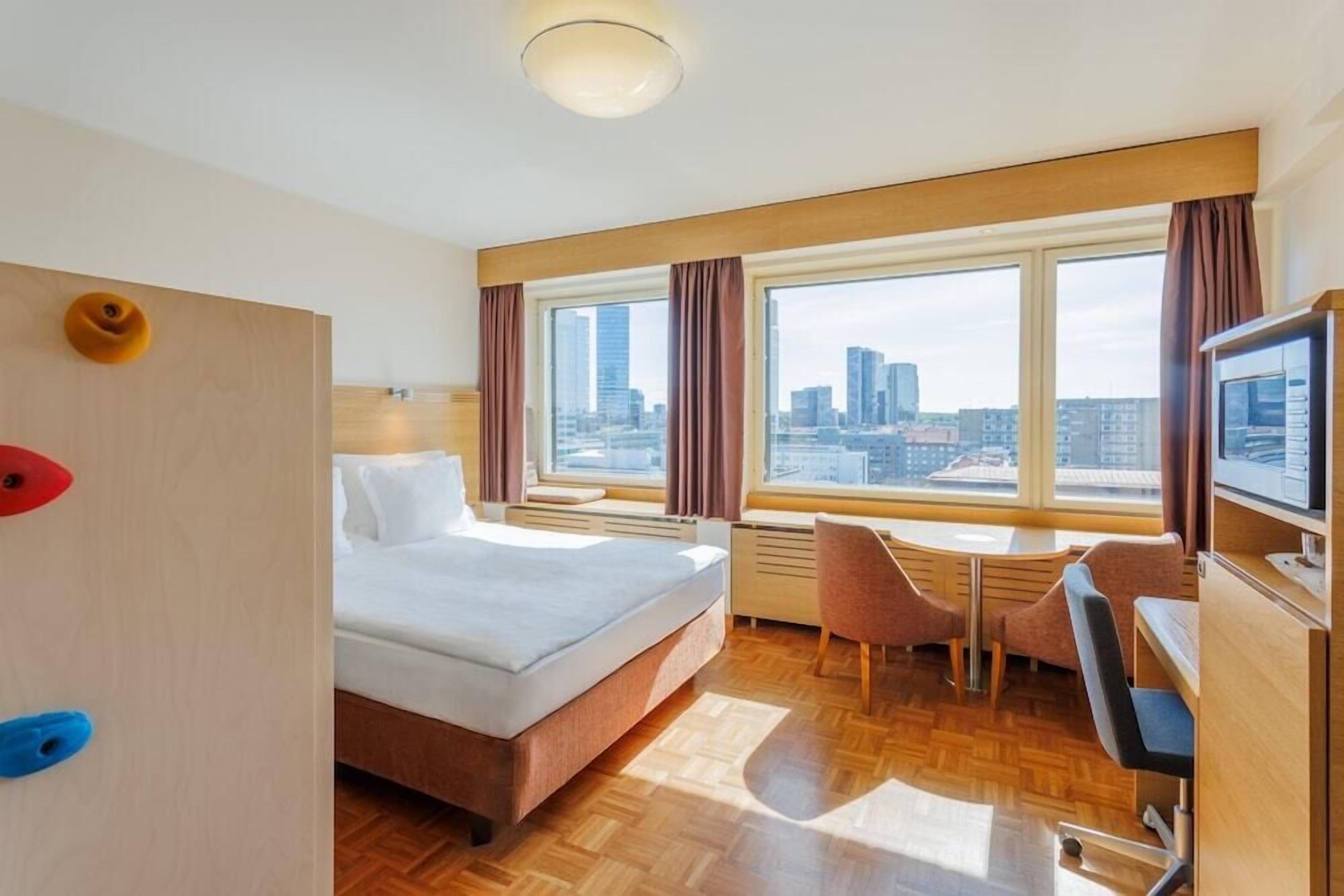 Ropa de cama hipoalergénica, minibar y escritorio 
