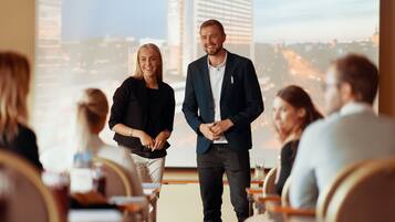 Ett konferensrum med utsikt över staden, moderna möbler och en professionell atmosfär.