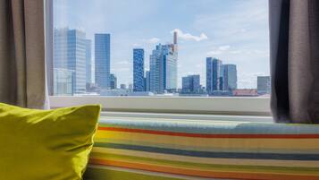 Standard tvÄbÀddsrum (Extra bed possibility) | Allergitestade sÀngklÀder, minibar, skrivbord och strykjÀrn/strykbrÀda