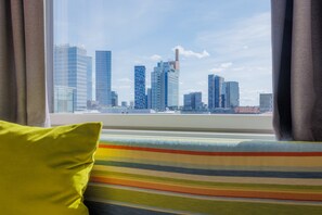 Ropa de cama hipoalergénica, minibar y escritorio 