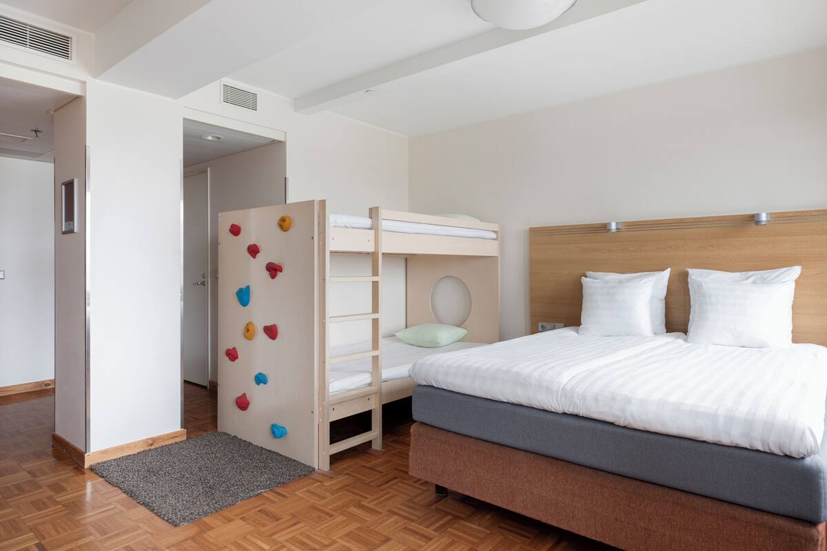 Standaard kamer, 1 queensize bed (Extra bed possibility) | Hypoallergeen beddengoed, een minibar, een bureau
