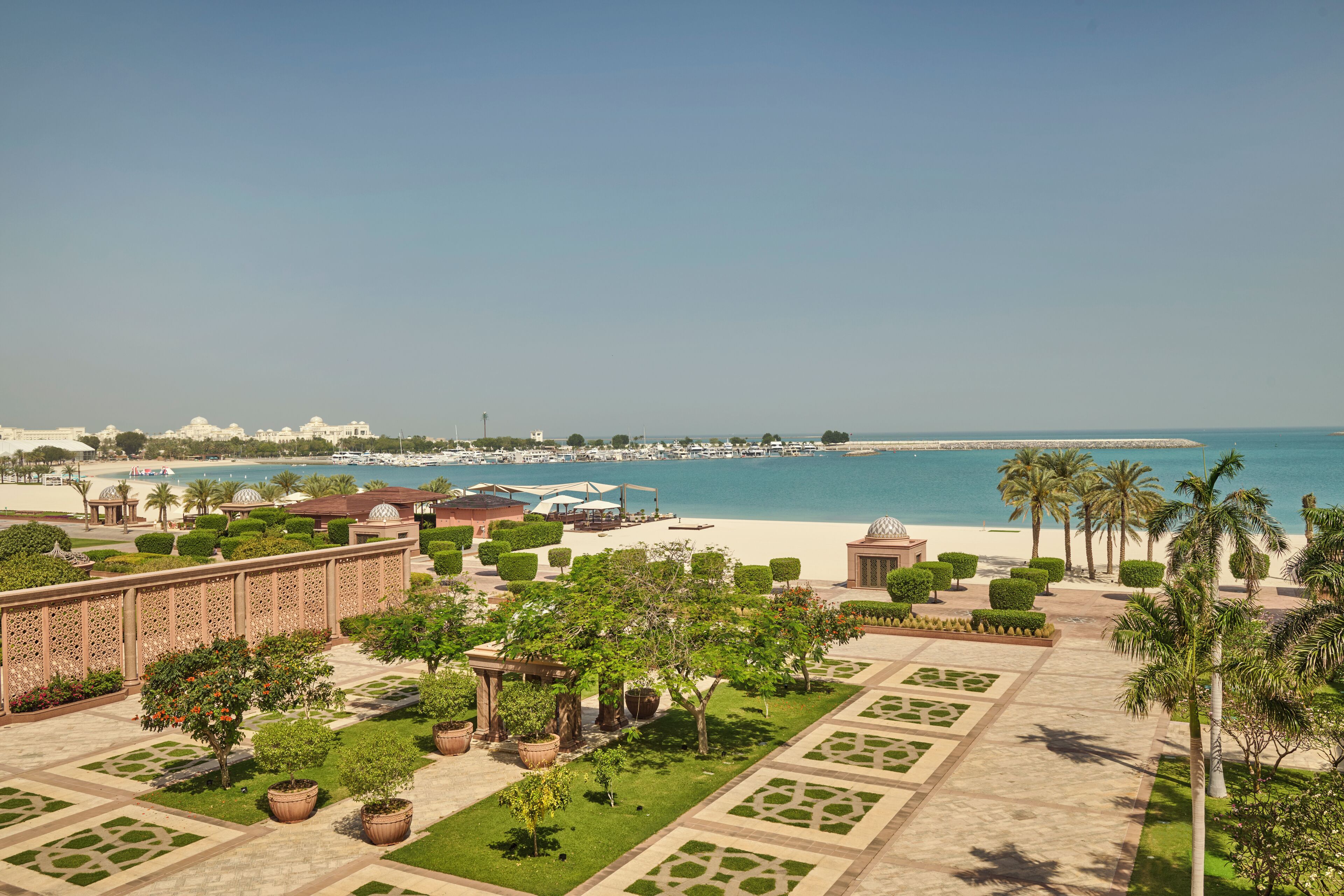 Ein Resort mit Pool, Strand und Palmen.