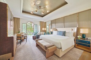 Roupas de cama premium, frigobar, cofres nos quartos