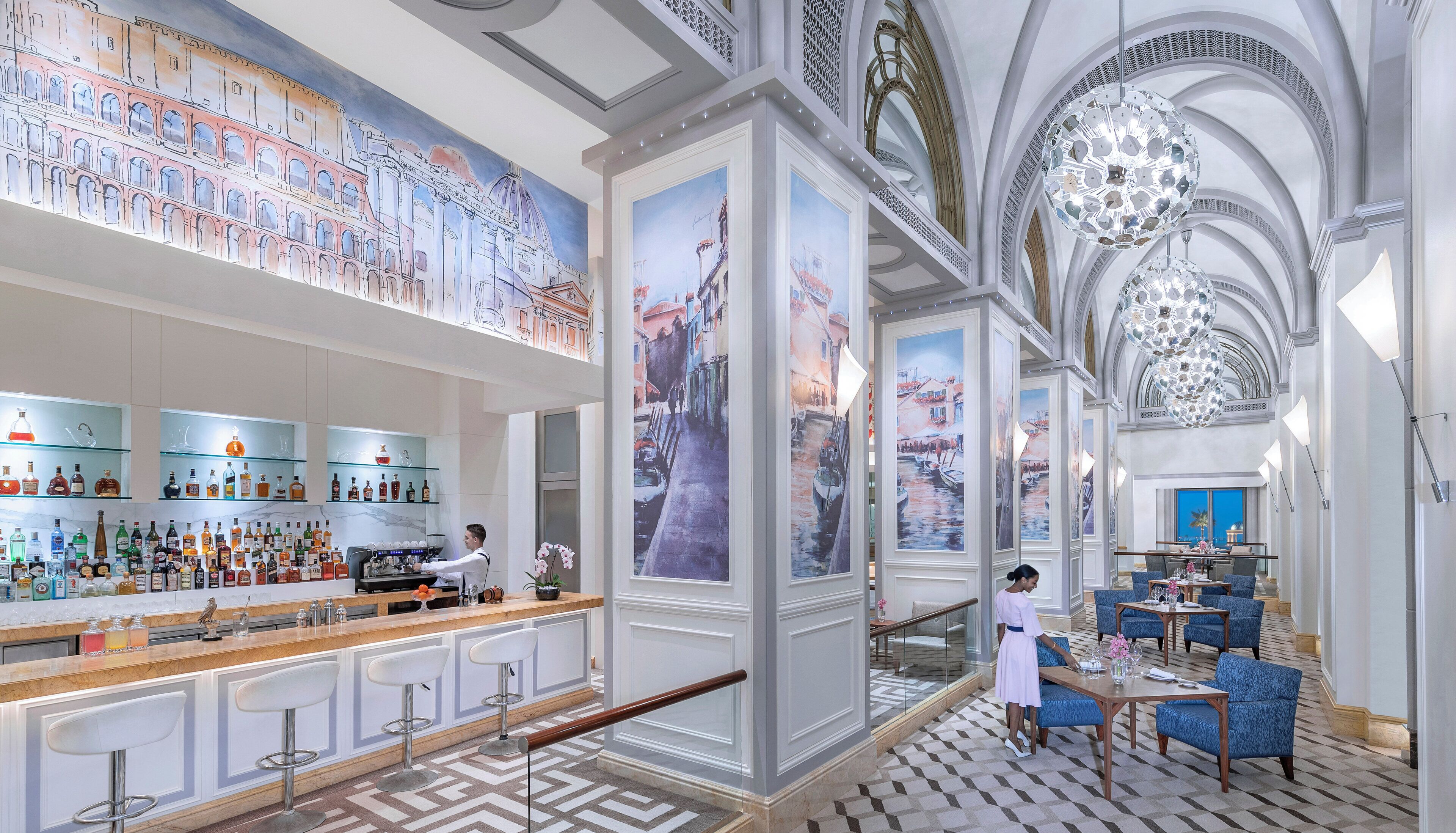 Eine Bar mit Theke, einem gut sortierten Getränkeschrank und einer großen Wandmalerei einer Stadtlandschaft.