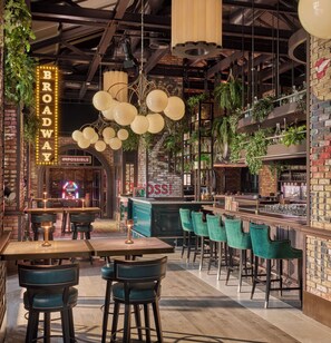 3 bars/lounges, 2 poolside bars