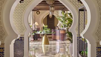 Hot tub, ruang uap, pemandian Turki/hammam, dan perawatan tubuh