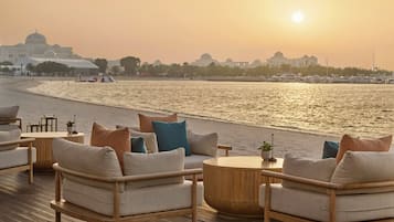 3 bars/lounges, 2 poolbars